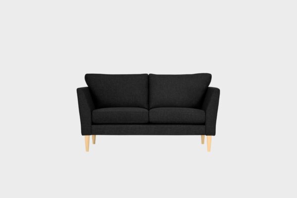 Kahden istuttava Kaarna-sohva mustalla kankaalla verhoiltuna ja jalkana tammensävyiset puujalat, tuotekuva edestäpäin kuvattuna.
