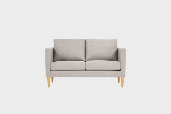 Kahden istuttava Tuohi-sohva verhoiltuna ruskealla kankaalla ja tammijalat, tuotekuva edestäpäin kuvattuna.