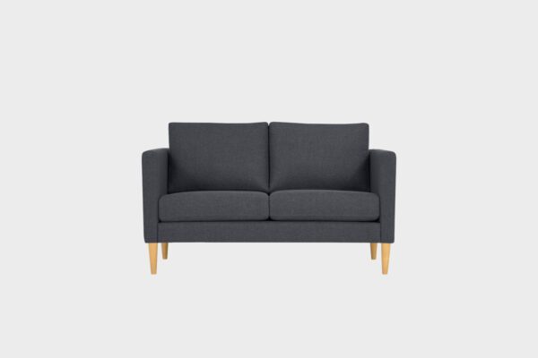 Kahden istuttava Tuohi-sohva verhoiltuna mustalla kankaalla ja tammijalat, tuotekuva edestäpäin kuvattuna.