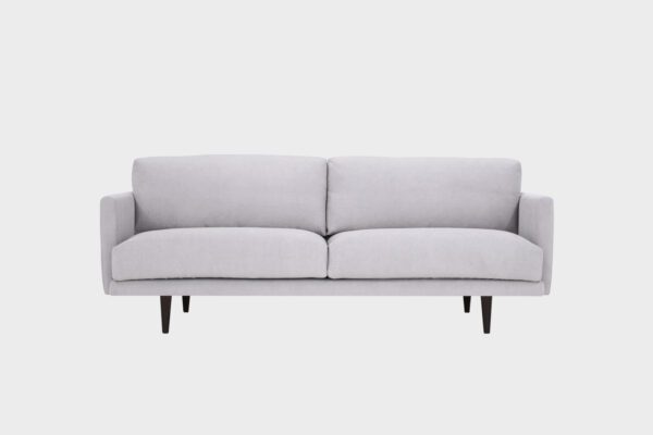 Kolmen istuttava Havu-sohva verhoiltuna harmaalla kankaalla ja wengejalat, tuotekuva edestäpäin kuvattuna.