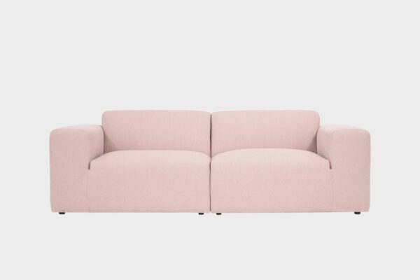 Kolmen istuttava Boho-sohva verhoiltuna vaaleanpunaisella Muru-kankaalla, tutekuva edestäpäin kuvattuna.