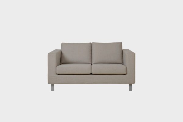 Irtopäällisillä oleva Boss-2 istuttava sohva verhoiltuna beigellä kankaalla ja jalkoina metallijalat, tuotekuva edestäpäin kuvattuna.