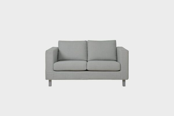 Irtopäällisillä oleva Boss-2 istuttava sohva verhoiltuna harmaalla kankaalla ja jalkoina metallijalat, tuotekuva edestäpäin kuvattuna.