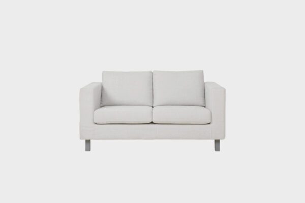 Irtopäällisillä oleva Boss-2 istuttava sohva verhoiltuna vaalealla kankaalla ja jalkoina metallijalat, tuotekuva edestäpäin kuvattuna.