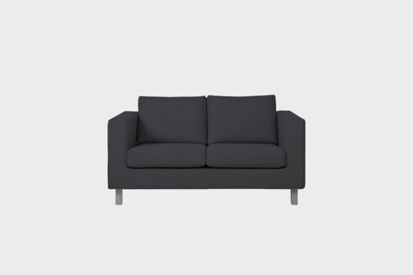 Irtopäällisillä oleva Boss-2 istuttava sohva verhoiltuna tummanharmaalla kankaalla ja jalkoina metallijalat, tuotekuva edestäpäin kuvattuna.