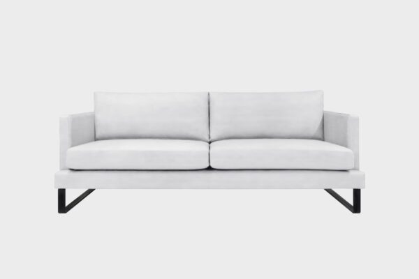 Helsinki-Kolmen istuttava sohva verhoiltuna valkoisella Madras nahkalla ja jalkana metallinen kelkkajalka, tuotekuva edestäpäin kuvattuna.