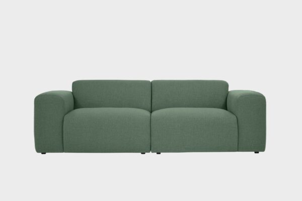 Boho-3 istuttava sohva vihreällä Muru kankaalla verhoiltuna ja jalkana muovijalka, tuotekuva edestäpäin kuvattuna.