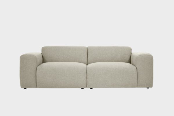Boho-3 istuttava sohva vaalealla Muru kankaalla verhoiltuna ja jalkana muovijalka, tuotekuva edestäpäin kuvattuna.