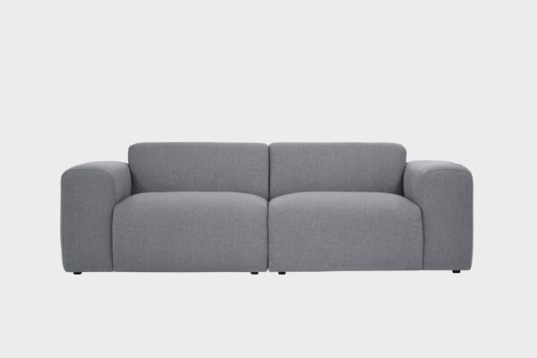 Boho-3 istuttava sohva harmaalla Muru kankaalla verhoiltuna ja jalkana muovijalka, tuotekuva edestäpäin kuvattuna.