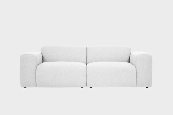 Boho-3 istuttava sohva valkoisella Muru kankaalla verhoiltuna ja jalkana muovijalka, tuotekuva edestäpäin kuvattuna.