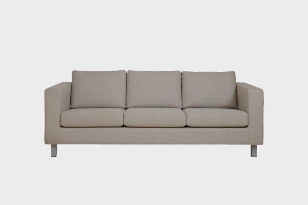 Irtopäällisillä oleva Boss-3 istuttava sohva beigellä kankaalla verhoiltuna ja jalkoina metallijalat, tuotekuva edestäpäin kuvattuna.