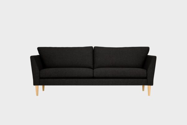 Kaarna 3-istuttava sohva mustalla kankaalla verhoiltuna ja jalkana tammensävyiset puujalat, tuotekuva edestäpäin kuvattuna.