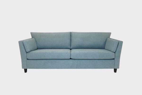 Kolmen istuttava Belman-sohva verhoiltuna vihreänsävyisellä kankaalla ja jalkana sohvassa tummanruskeat puujalat, tuotekuva.
