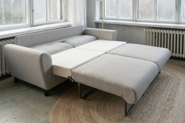 Kolmen istuttava Davos sohva molemmat vuoteet levitettynä, miljöökuva viistosti kuvattuna.