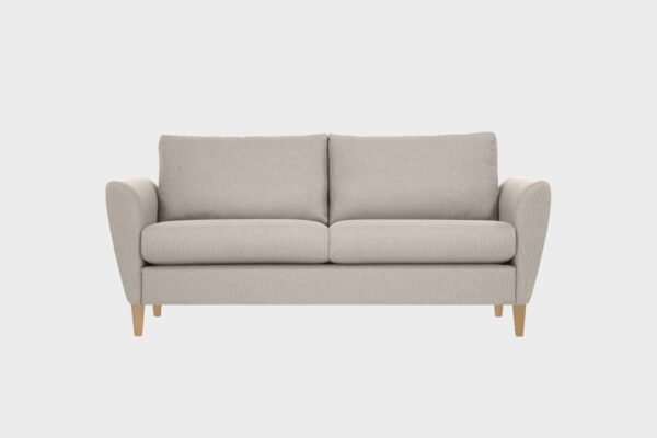 Kuura-2,5 istuttava sohva beigellä kankaalla verhoiltuna ja jalkana tammen sävyiset puujalat, tuotekuva.