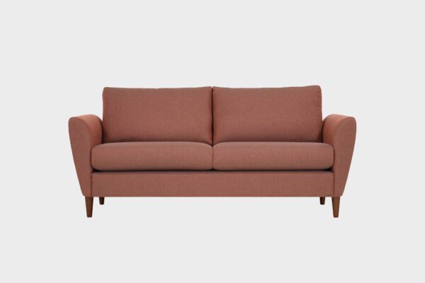Kuura-2,5 istuttava sohva punaruskealla kankaalla verhoiltuna ja jalkana pähkinän sävyiset puujalat, tuotekuva.