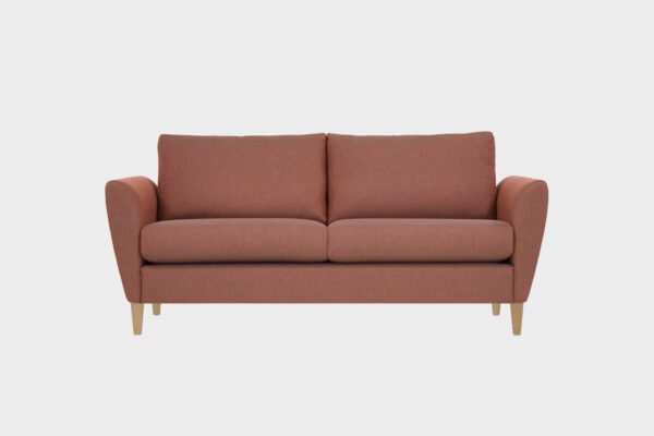 Kuura-2,5 istuttava sohva punaruskealla kankaalla verhoiltuna ja jalkana tammen sävyiset puujalat, tuotekuva.