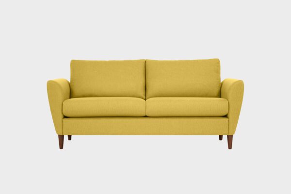 Kuura-2,5 istuttava sohva keltaisella kankaalla verhoiltuna ja jalkana pähkinän sävyiset puujalat, tuotekuva.