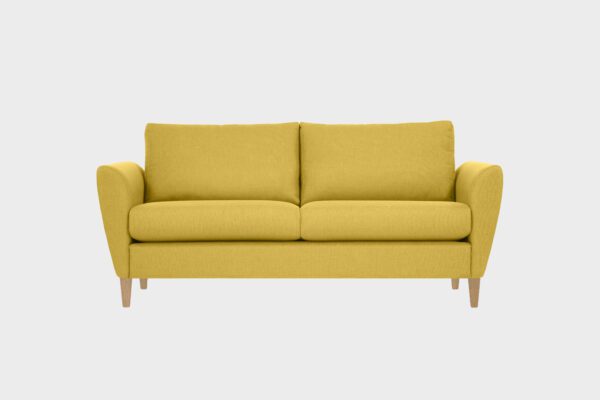 Kuura-2,5 istuttava sohva keltaisella kankaalla verhoiltuna ja jalkana tammen sävyiset puujalat, tuotekuva.