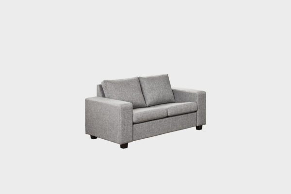 Oliver-kahden istuttava sohva harmaalla kankaalla verhoiltuna, tuotekuva viistosti kuvattuna.