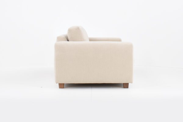 Lumo-3 istuttava sohva vaalealla kankaalla verhoiltuna ja jalkana pähkinä puujalka, tuotekuva sivusta kuvattuna.