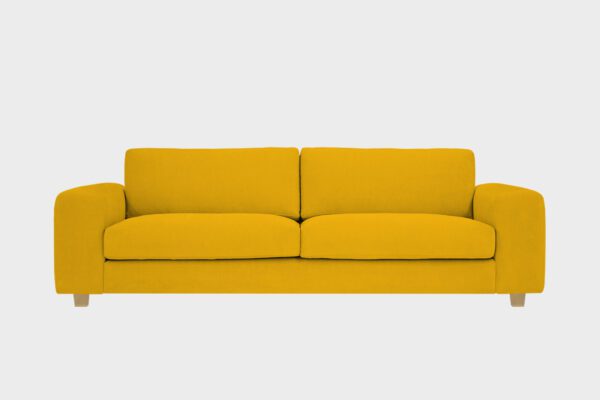 Lumo-kolmen istuttava sohva keltaisen sävyisellä kankaalla verhoiltuna ja jalkana tammen sävyiset puujalat, tuotekuva.
