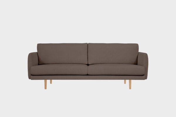 Kataja-kolmen istuttava sohva ruskealla villabukleekankaalla verhoiltuna ja tammen sävyisillä puujaloilla, tuotekuva.