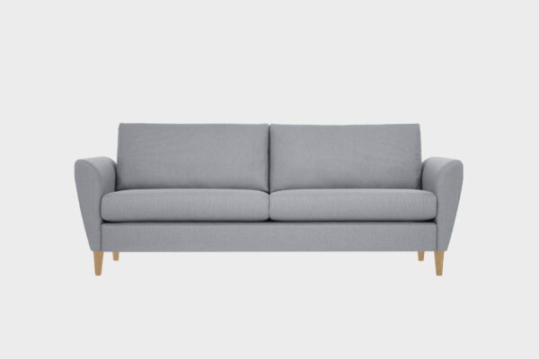 Kuura-3 istuttava sohva harmaalla kankaalla verhoiltuna ja jalkana tammen sävyiset puujalat, tuotekuva.