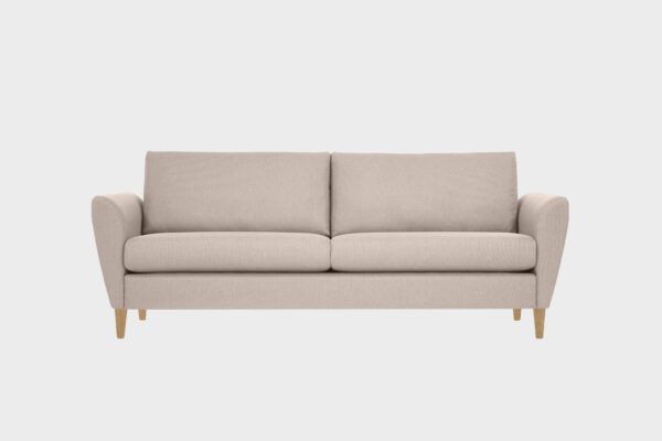 Kuura-3 istuttava sohva beigellä kankaalla verhoiltuna ja jalkana tammen sävyiset puujalat, tuotekuva.