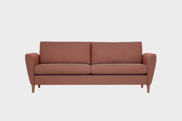 Kuura-3 istuttava sohva punaruskealla kankaalla verhoiltuna ja jalkana pähkinän sävyiset puujalat, tuotekuva.