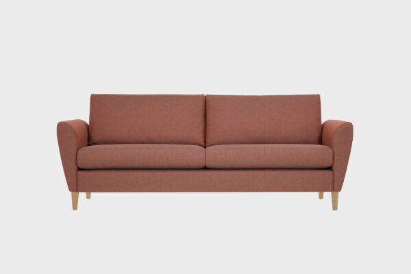 Kuura-3 istuttava sohva punaruskealla kankaalla verhoiltuna ja jalkana tammen sävyiset puujalat, tuotekuva.