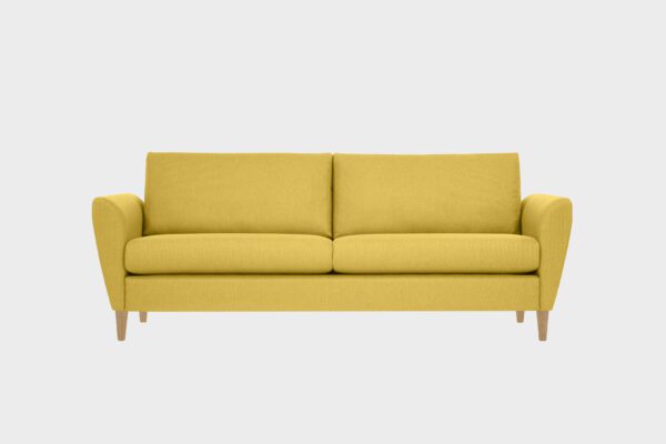 Kuura-3 istuttava sohva keltaisella kankaalla verhoiltuna ja jalkana tammen sävyiset puujalat, tuotekuva.