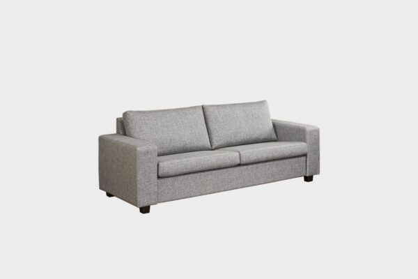 Oliver-sohva harmaalla kankaalla verhoiltuna, tuotekuva viistosti kuvattuna.