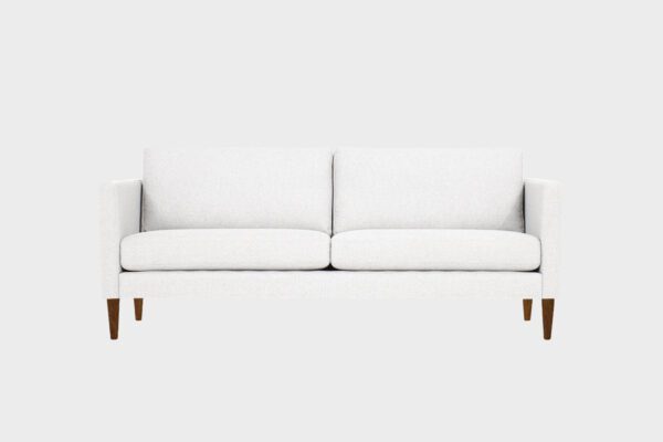 Tuohi-kolmen istuttava sohva verhoiltuna vaalealla kankaalla ja pähkinänruskean värisillä puujaloilla, tuotekuva kuvattuna edestä.