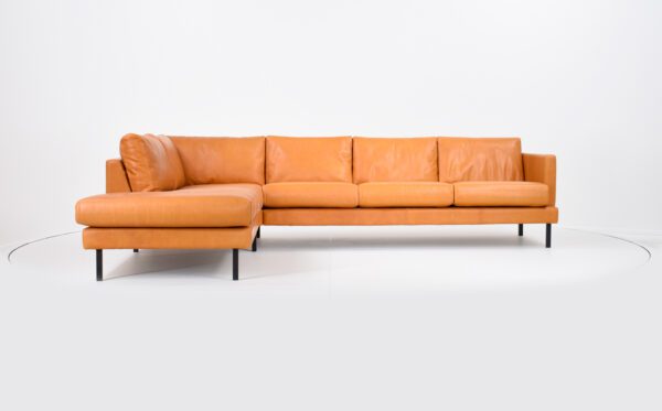 Nahkainen Helsinki-avokulma sohva mustilla metallijaloilla, tuotekuva.
