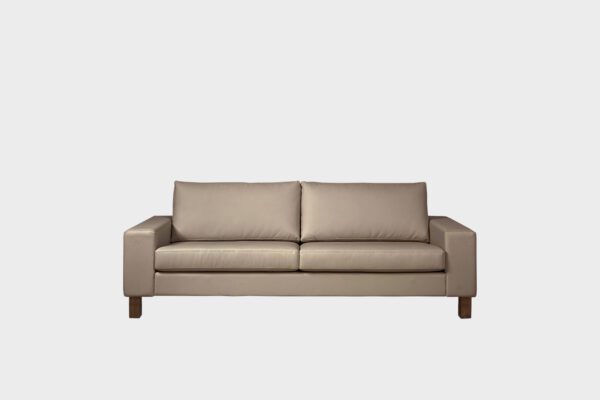 Studio-kolmen istuttava sohva ruskealla kankaalla verhoiltuna ja jalkoina puujalat, tuotekuva edestäpäin kuvattuna.