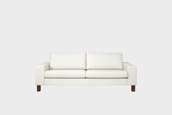 Studio-kolmen istuttava sohva valkoisella kankaalla verhoiltuna ja jalkoina puujalat, tuotekuva edestäpäin kuvattuna.