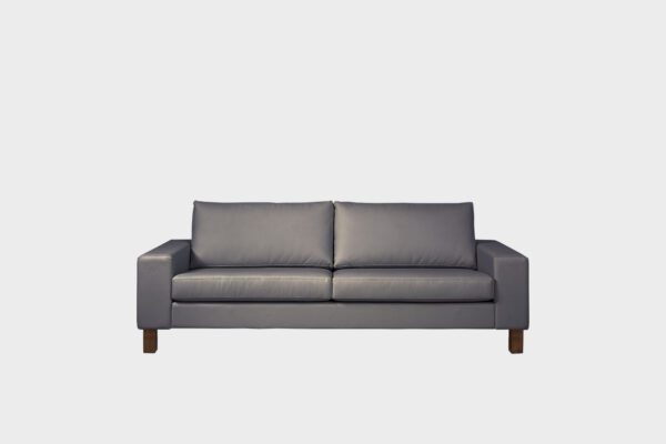 Studio-kolmen istuttava sohva harmaalla kankaalla verhoiltuna ja jalkoina puujalat, tuotekuva edestäpäin kuvattuna.