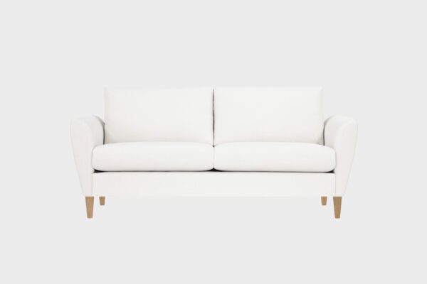 Kuura-2,5 istuttava sohva vaalealla kankaalla verhoiltuna ja jalkana tammensävyinen puujalka, tuotekuva edestäpäin kuvattuna.