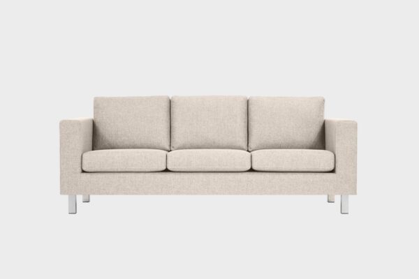 Boss-3 istuttava sohva beigellä kankaalla verhoiltuna ja jalkana kromi metallijalka, tuotekuva edestäpäin kuvattuna.