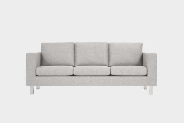 Boss-3 istuttava sohva vaalean harmaalla kankaalla verhoiltuna ja jalkana kromi metallijalka, tuotekuva edestäpäin kuvattuna.