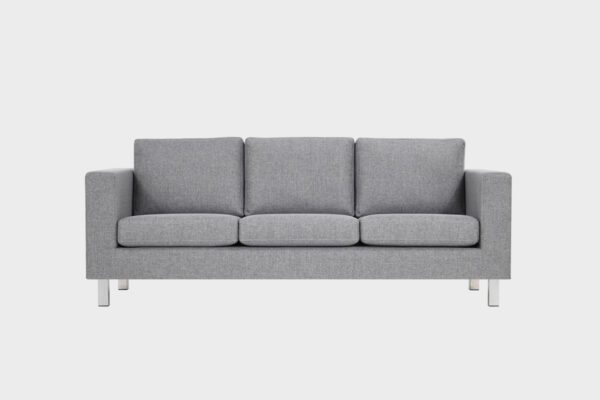 Boss-3 istuttava sohva harmaalla kankaalla verhoiltuna ja jalkana kromi metallijalka, tuotekuva edestäpäin kuvattuna.