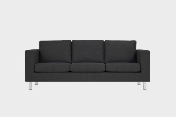 Boss-3 istuttava sohva mustalla kankaalla verhoiltuna ja jalkana kromi metallijalka, tuotekuva edestäpäin kuvattuna.