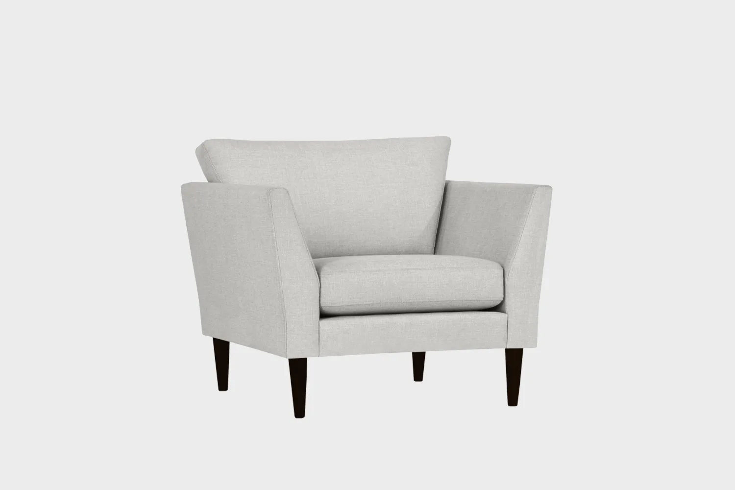 Kaarna_nojatuoli_90x86_Das07Flax_Wenge_Finsoffat Kaarna-nojatuoli vaalean harmaalla kankaalla verhoiltuna ja jalkana wengen sävyinen puujalka, tuotekuva viistosti kuvattuna.