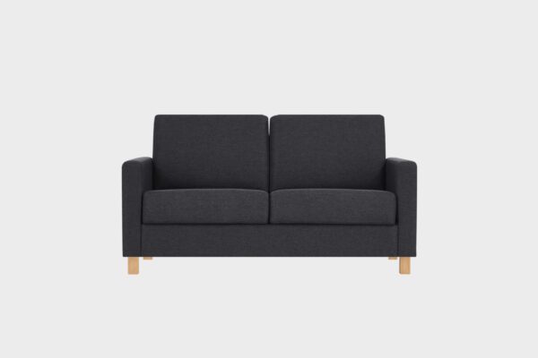 Aina-2 istuttava sohva mustalla kankaalla verhoiltuna ja jalkoina aitotammi puujalat, tuotekuva edestäpäin kuvattuna.
