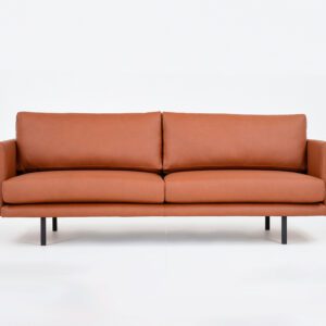 Kanerva 3 istuttava sohva konjakin sävyisellä nahkalla verhoiltuna, tuotekuva edestäpäin kuvattuna.