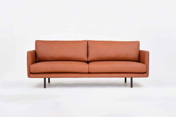 Kanerva 3 istuttava sohva konjakin sävyisellä nahkalla verhoiltuna, tuotekuva edestäpäin kuvattuna.