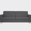 3_istuttava_vuodesohva_iso_FOX_210x85cm_Sacco59_Tammi_Finsoffat Fox iso 3 istuttava vuodesohva tummanharmaalla kankaalla verhoiltuna ja jalkana tammensävyiset puujalat, tuotekuva edestäpäin kuvattuna.