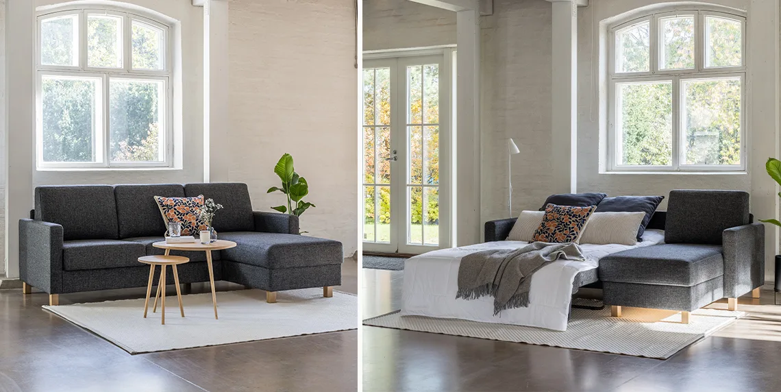 Tummanharmaa Aina divaanivuodesohva eri suunnista. Vuode sekä avattuna ja pedattuna että suljettuna sohvapöydän kanssa. Vuodesohvan divaani oikealla puolella edestä päin katsottuna.