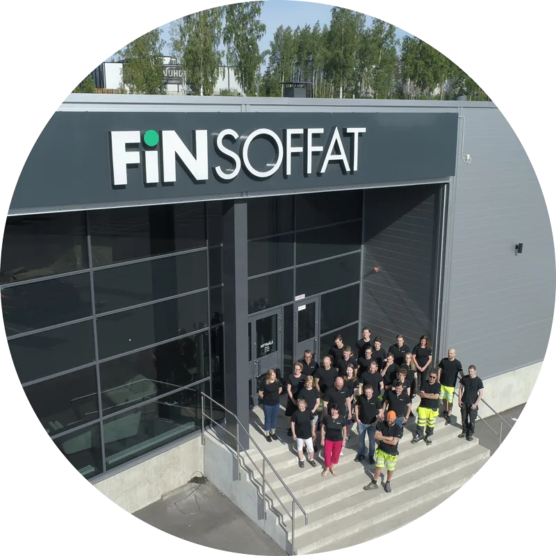 Finsoffien henkilöstöä kuvattuna Keravan tehtaanmyymälän edustalla.